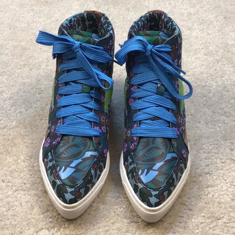 Woman’s new Coach fashion shoe/sneaker.